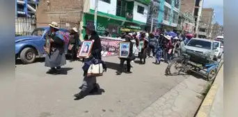 Familiares de fallecidos en Juliaca se oponen a traslado de casos a Lima Familiares de fallecidos en Juliaca se oponen a traslado de casos a Lima