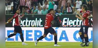 Chivas venció 2-0 a León y sueña con el pase a cuartos de final de la Liga MX Chivas venció 2-0 a León y sueña con el pase a cuartos de final de la Liga MX