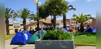 Migrantes ocupan plazas públicas de Tacna como vivienda tras no poder cruzar a Chile Migrantes ocupan plazas públicas de Tacna como vivienda tras no poder cruzar a Chile