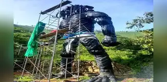 Joven cusqueño construye Depredador gigante con llantas recicladas