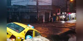 Taxista falleció tras ser arrastrado por corriente de agua debido a fuertes lluvias Taxista falleció tras ser arrastrado por corriente de agua debido a fuertes lluvias