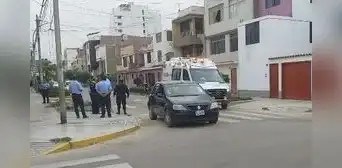 Sujetos arrojan de un automóvil a una joven en plena vía pública de Trujillo