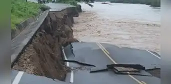 Río destruye plataforma de carretera y deja aislados a varios pueblos de Piura