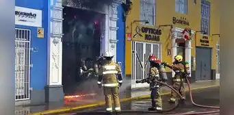 Bomberos rescatan a mujer adulta que quedó atrapada en medio de incendio en Trujillo