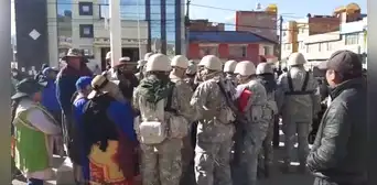 Puno: aimaras retiraron a soldados que pretendían izar la bandera en Desaguadero Puno: aimaras retiraron a soldados que pretendían izar la bandera en Desaguadero