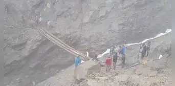 Comuneros arriesgan su vida y construyen puente artesanal en medio del abismo y el agua en Piura