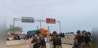 Policías peruanos y chilenos resguardan zona de frontera tras bloqueo de migrantes Policías peruanos y chilenos resguardan zona de frontera tras bloqueo de migrantes
