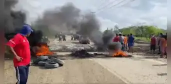Bloqueo de vías y manifestaciones en paro para exigir atención al Gobierno ante lluvias en Piura