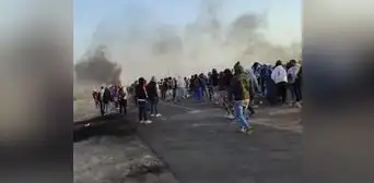 Policías agreden en el suelo a manifestante durante protestas en Tumbes Policías agreden en el suelo a manifestante durante protestas en Tumbes