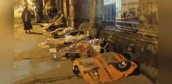 Pacientes siguen durmiendo en la calle para obtener una cita médica en Arequipa