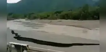 Captan preciso momento en que río destruye parte de una carretera en Piura