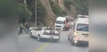 Caída de enorme roca sobre un auto en curso dejó 3 personas muertas en Apurímac Caída de enorme roca sobre un auto en curso dejó 3 personas muertas en Apurímac