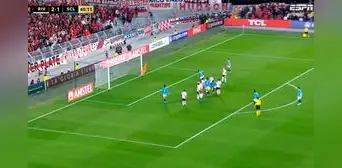 Corozo anotó espectacular golazo de tiro libre, silenció el Monumental y puso el 2-2 de Cristal