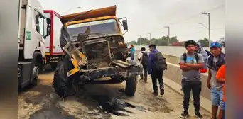 SJL: reportan gran congestión vehicular en autopista Ramiro Prialé por accidente de tránsito SJL: reportan gran congestión vehicular en autopista Ramiro Prialé por accidente de tránsito