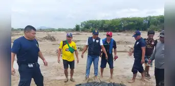 Quebrada Sol Sol en Piura arrastra 2 vehículos y deja un fallecido Quebrada Sol Sol en Piura arrastra 2 vehículos y deja un fallecido