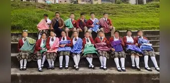 Estudiantes reemplazan las mochilas por las alforjas para llevar sus útiles escolares