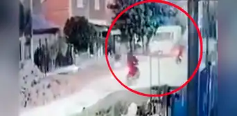 Momento en que ladrones en moto asaltan una ambulancia que llevaba a una niña con leucemia Momento en que ladrones en moto asaltan una ambulancia que llevaba a una niña con leucemia
