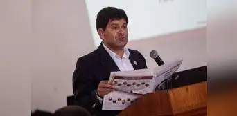 Gobernador de Arequipa prolonga silencio y su seguridad agrede al periodismo Gobernador de Arequipa prolonga silencio y su seguridad agrede al periodismo