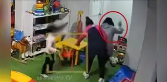 Graban a mujer agrediendo a niña de 3 años en un centro de entretenimiento en Puno Graban a mujer agrediendo a niña de 3 años en un centro de entretenimiento en Puno