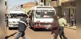 Puno: transportistas pelean en el interior de un bus y causan pánico en pasajeros Puno: transportistas pelean en el interior de un bus y causan pánico en pasajeros