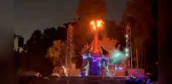 Momento en que dragón mecánico se incendia durante un show en Disneyland