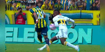 Advíncula 'vacila' al árbitro luego de que el VAR anulara penal que le sancionó: "Yo te dije" Advíncula 'vacila' al árbitro luego de que el VAR anulara penal que le sancionó: "Yo te dije"
