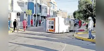 Arequipa: miniván choca ambulancia y deja 4 bomberos heridos Arequipa: miniván choca ambulancia y deja 4 bomberos heridos