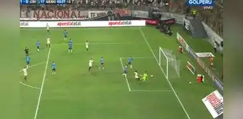 Pérez Guedes define por la huacha de Solís y pone el 1-0 de la 'U' al último minuto del primer tiempo Pérez Guedes define por la huacha de Solís y pone el 1-0 de la 'U' al último minuto del primer tiempo