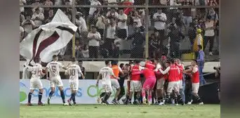 Universitario derrotó 2-0 a Sporting Cristal y se puso a 2 puntos de Alianza Lima