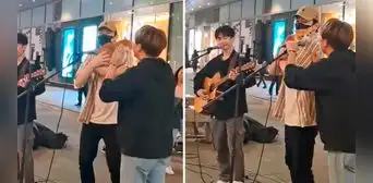 Gatito se vuelve la estrella de la noche al ‘cantar’ con jóvenes asiáticos: "Debería estar en Spotify”