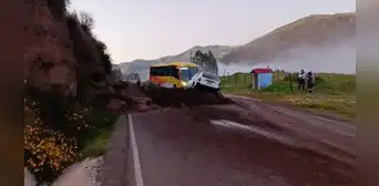 Dos vehículos quedaron atrapados tras derrumbe de tierra en la vía Cusco-Arequipa a la altura de Tinta Dos vehículos quedaron atrapados tras derrumbe de tierra en la vía Cusco-Arequipa a la altura de Tinta