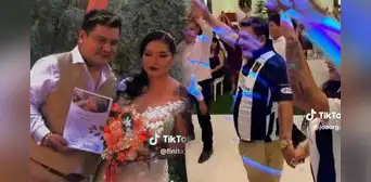 Barristas de Alianza Lima irrumpen en la boda de Chacalón Jr. y le dedican emotivos cánticos Barristas de Alianza Lima irrumpen en la boda de Chacalón Jr. y le dedican emotivos cánticos