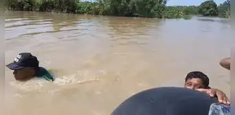 Agricultores tienen que nadar para ingresar a sus terrenos inundados tras desborde de río en Piura Agricultores tienen que nadar para ingresar a sus terrenos inundados tras desborde de río en Piura
