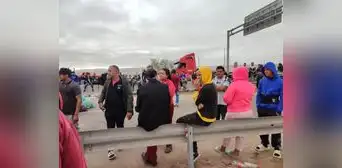 Crisis en frontera Perú y Chile: migrantes se enfrentan a la policía en la zona limítrofe Crisis en frontera Perú y Chile: migrantes se enfrentan a la policía en la zona limítrofe