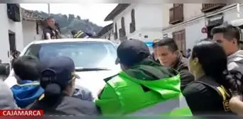 Ronderos se enfrentan a policías para aplicar justicia popular contra ladrones de moto en Cajamarca Ronderos se enfrentan a policías para aplicar justicia popular contra ladrones de moto en Cajamarca