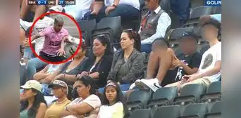 Melissa Klug alentó a Jesús Barco en el Boys vs. Universitario junto a los hijos de Jefferson Farfán Melissa Klug alentó a Jesús Barco en el Boys vs. Universitario junto a los hijos de Jefferson Farfán