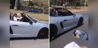 Hinchas de Universitario captan a Alex Valera en lujoso deportivo por la Costa Verde