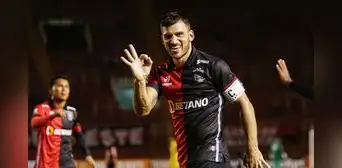 Bernardo Cuesta llegó a los 160 goles con el FBC Melgar Bernardo Cuesta llegó a los 160 goles con el FBC Melgar