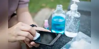 ¿Por qué no debes limpiar la pantalla de tu teléfono con alcohol, vinagre o toallitas húmedas?