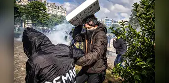 Manifestante es brutalmente golpeado por unidad de la Policía de Francia durante protesta Manifestante es brutalmente golpeado por unidad de la Policía de Francia durante protesta