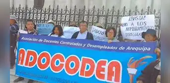 Profesores indican que 10.000 docentes están desempleados en Arequipa Profesores indican que 10.000 docentes están desempleados en Arequipa