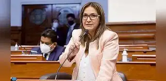 Congresista acusada de recortar sueldos envió saludo por el Día del Trabajo Congresista acusada de recortar sueldos envió saludo por el Día del Trabajo