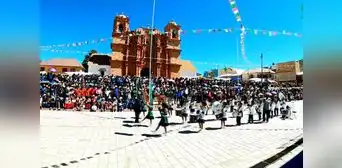 Niños interpretan "Esta democracia ya no es democracia" en concurso de bandas en Puno