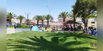 Desalojan a decenas de ciudadanos extranjeros instalados en la plaza de Tacna Desalojan a decenas de ciudadanos extranjeros instalados en la plaza de Tacna