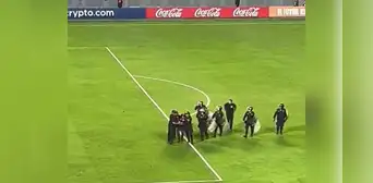 ¡Agárrenlo que se escapa!: hincha de Sporting Cristal burla la seguridad e invade la cancha ¡Agárrenlo que se escapa!: hincha de Sporting Cristal burla la seguridad e invade la cancha