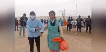 Mujeres llevan desayuno a extranjeros que permanecen en la frontera de Perú y Chile