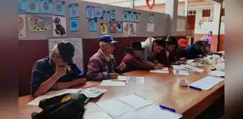 Enseñan a leer y escribir a 30 adultos mayores:  "Ya puedo reconocer algunas palabras"