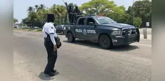 Cadáver de hombre acusado por violación es colgado a un arco en carretera de México