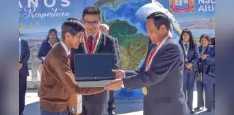 Autoridades de Puno premian con laptops a jóvenes que lograron ingreso a universidad: “Excelente gesto”