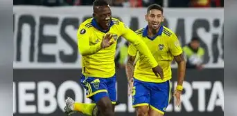 Advíncula sorprende en Argentina por 'romperla' en todas las posiciones: "Solo le falta atajar" Advíncula sorprende en Argentina por 'romperla' en todas las posiciones: "Solo le falta atajar"